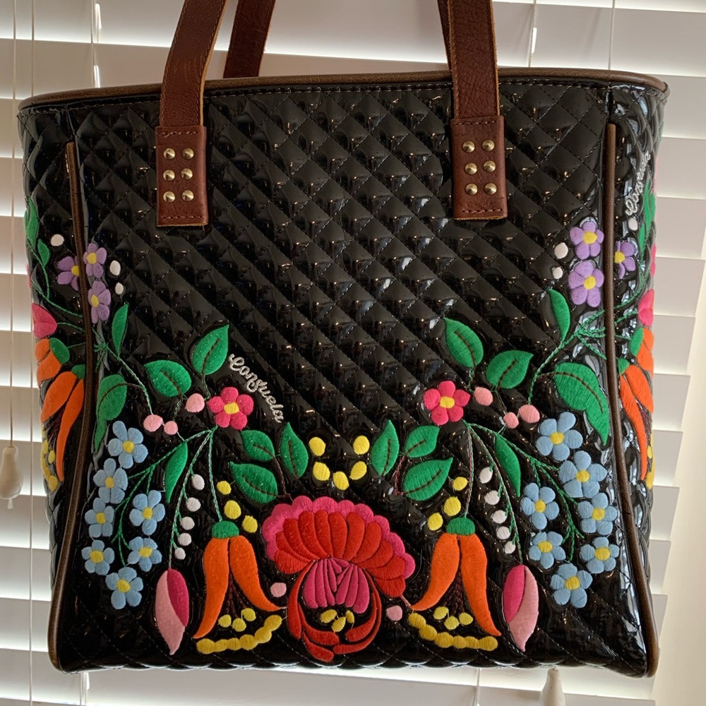 Consuela Tote, La Reina